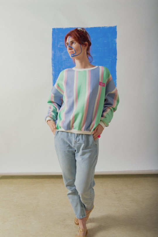 Sweat Poetry oversize crop vue en pied