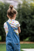 T-shirt coloré pour enfant. Motif géométrique nido | Ayuna, marque de vêtements et accessoires pour femmes et enfants.