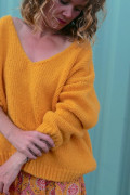 Pull en laine col v pour femme couleur mangue. Tout doux et chaud. Mohair et mérinos