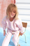Sweat pour fille au motif bulle rose. Disponible en ensemble. Molletonnée à l'intérieur. Coupe ample, look rétro contemporain.