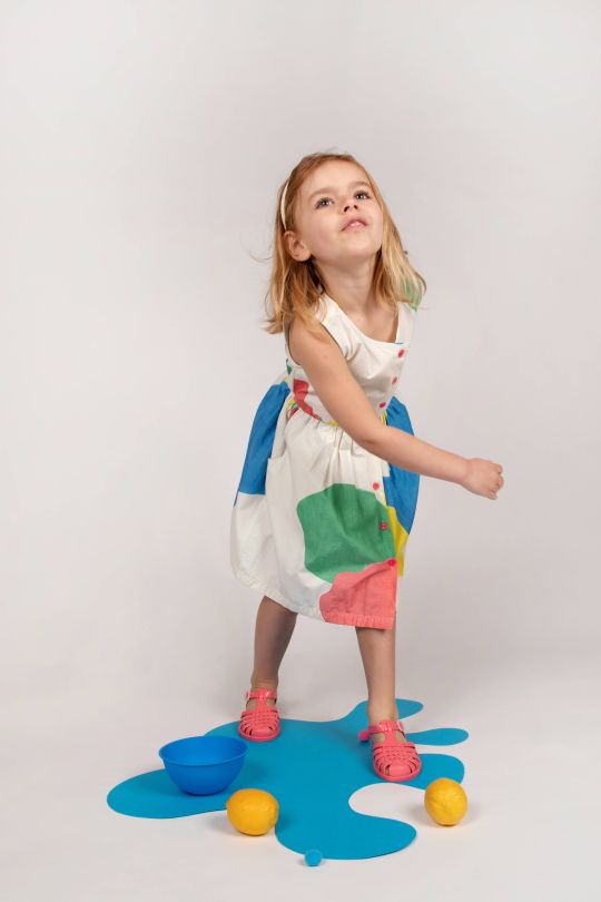 Robe d'été à motif coloré pour petite artiste.  Graphique et moderne. Coton bio.
