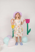 Robe à fleur pour fille. Froncée à la taille et boutonnière. Structuré et légère