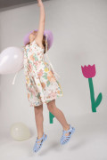 Robe d'été pour fille légère. Motif coloré avec des fleurs. Confort, élégance et structure. Coton bio