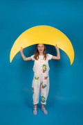Combinaison enfant ample. Légère pour l'été. Bouton bleu et motif coloré.