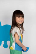 Blouse en coton bio pour garçon et fille. Motif Artiste. Couleur vive et pétillante.