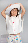 Blouse enfant couleur naturel et bouton rose. Élégante, structuré et confortable.