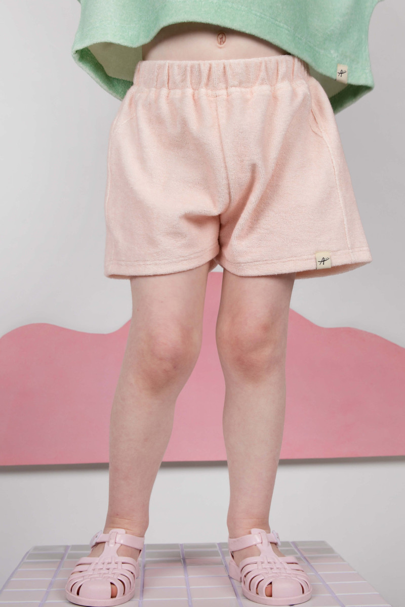 Short en éponge rose pour fille. Confortable et léger. Crop top assortie.