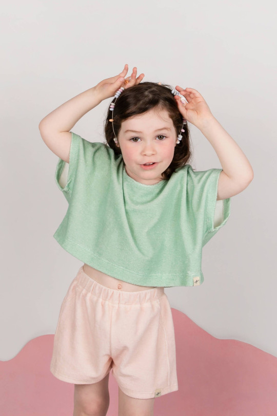 Shorty matière éponge pour fille. Couleur rose. Poche à l'arrière.