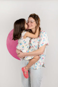 Chemise en coton biologique pour femme. Bouton rose et motif coloré. Structuré et confortable