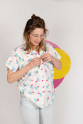 Chemise femme à porter nouée ou ouverte. Motif 80's coloré. Confort et légèreté