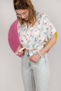Chemise femme coupe rétro et vintage. Motif coloré et graphique année 80's